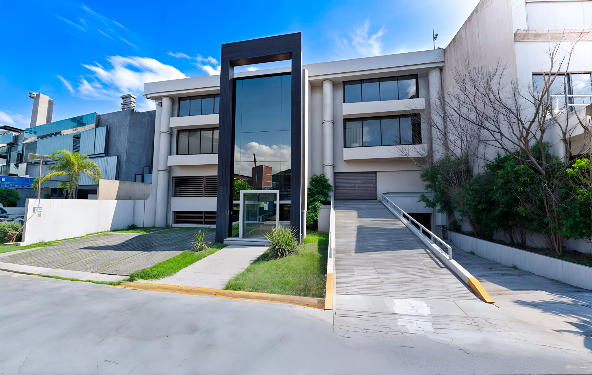 Mujer profesional con interfaz de datos digitales futurista